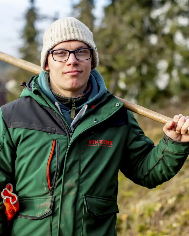 Ein Mann mit einer Gartenhacke bei der Gartenarbeit.