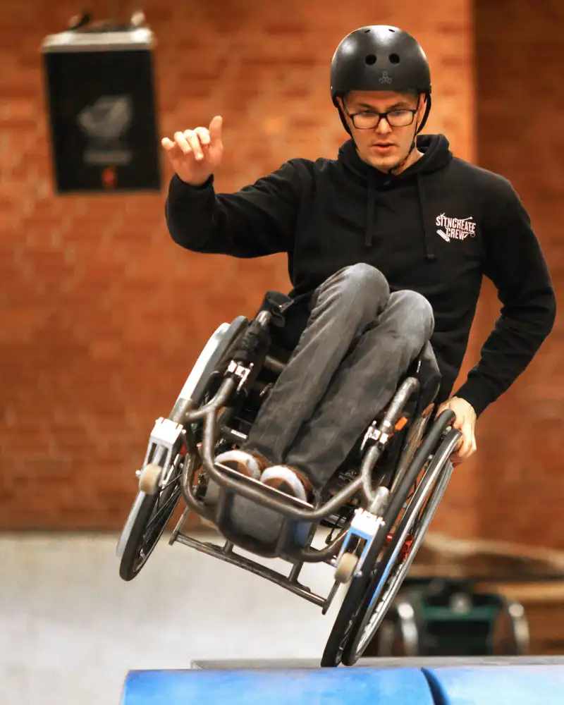 David Lebuser, amtierender Deutscher Meister im Wheelchair Motocross, zeigt sein Können auf der Skatebahn.