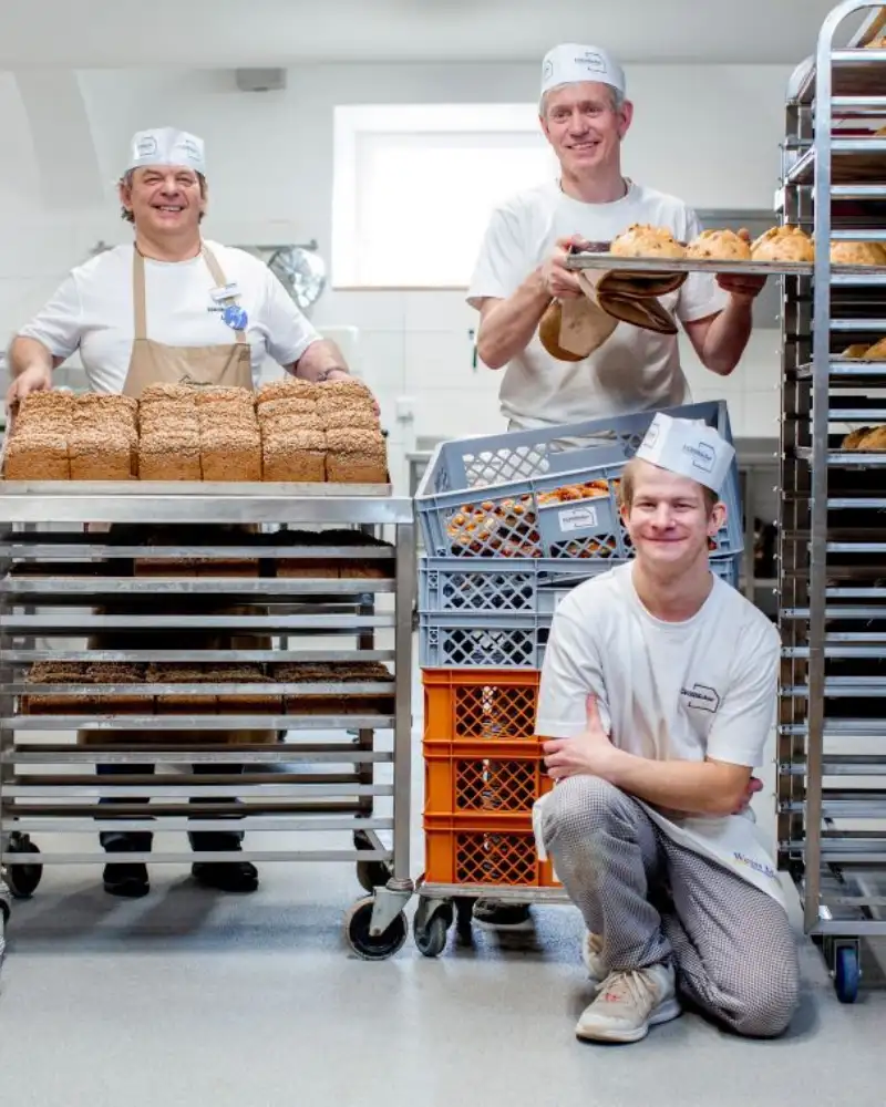 Bio-Bäckerei der Ecksberger Integrationsbetriebe - Mühldorf am Inn - Bäckermeister Georg Auer und der gehörlose Mitarbeiter Gerhard Bauer arbeiten gemeinsam mit den weiteren Kollegen in der Backstube des Betriebes.