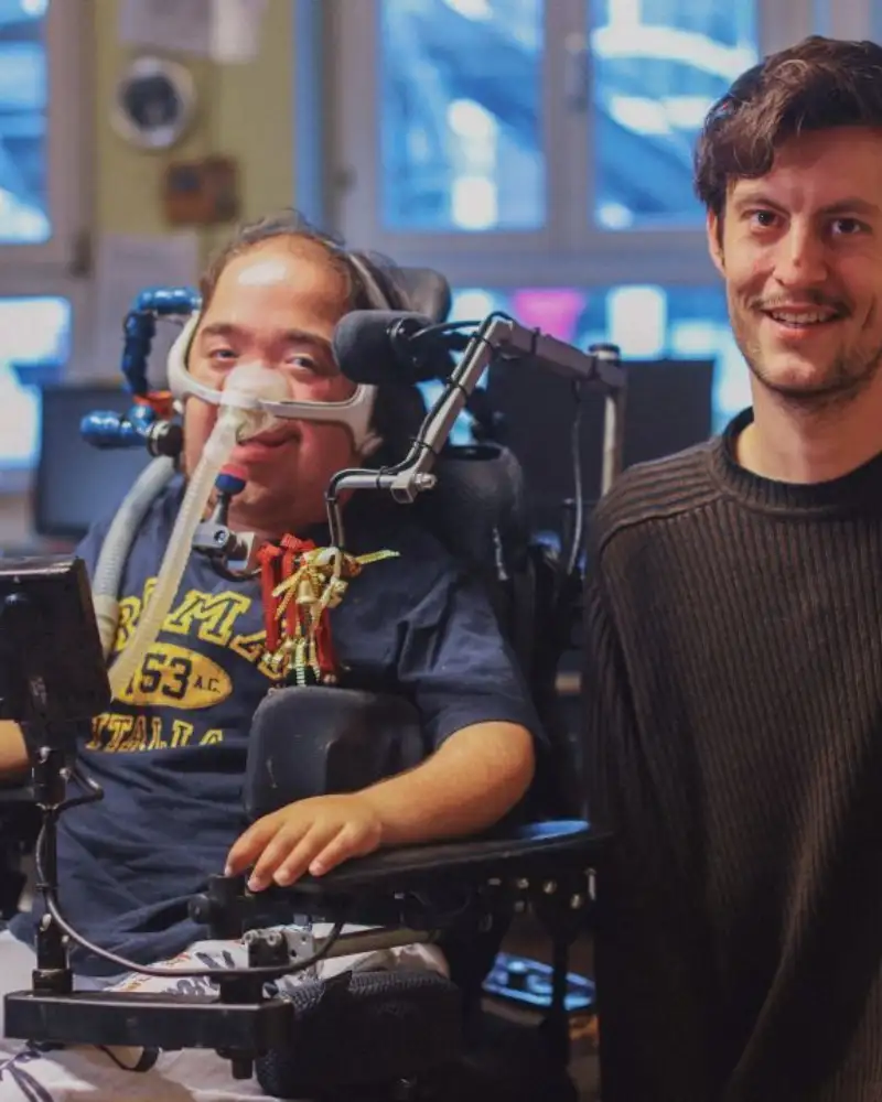 David Colletti (links) und sein Sendeleiter (rechts) in den Senderäumen der inklusiven Jugendredaktion bei Radio Dreyeckland in Freiburg. Dank der Barrierefreiheit des Tonstudios können auch Menschen mit körperlichen Einschränkungen des Medium Radio erfolgreich nutzen.