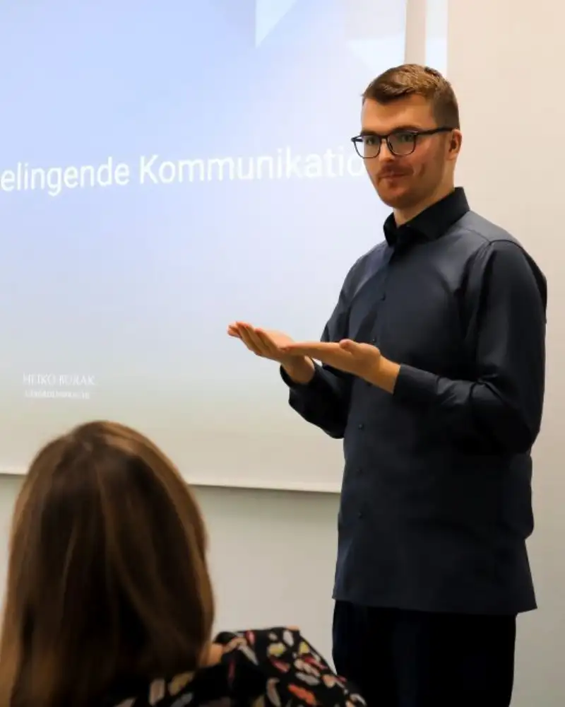 Heiko Burak hält einen Vortrag.