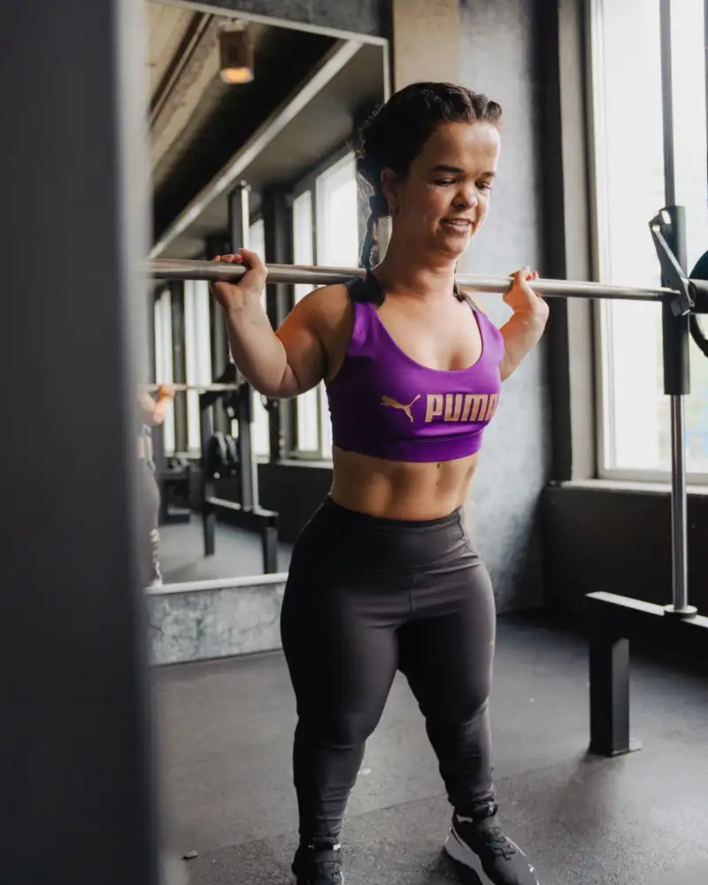 Janina Nagel hebt eine Hantel im fitness-Studio.