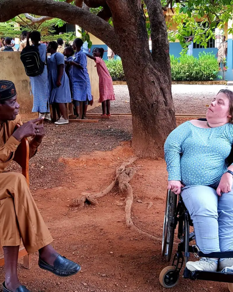 Helle Deertz in Guinea, im Gespräch mit einem Mann.