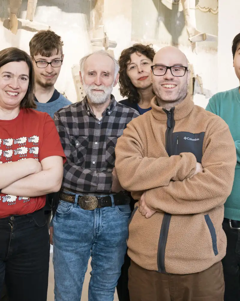 Eine Gruppen von Menschen mit und ohne Behinderung schaut selbstbewusst in die Kamera.