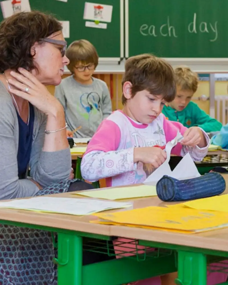 Schulkinder bei der Arbeit in einer Klasse an der Martinschule in Greifswald.