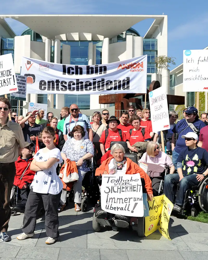 Protestveranstaltung von Menschen mit Behinderung vor dem Bundeskanzleramt.