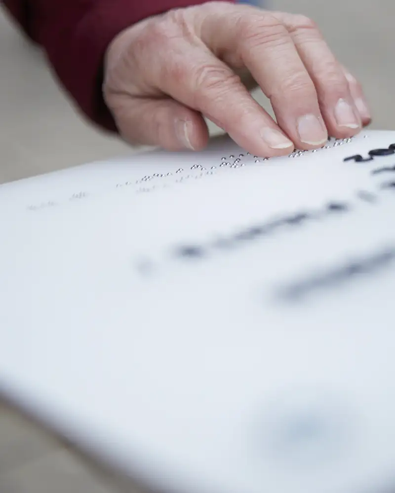Eine Person liest Brailleschrift