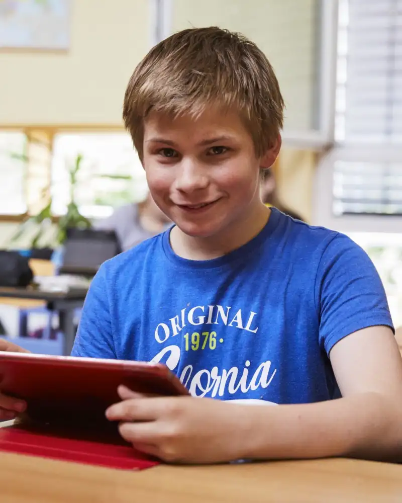 Ein Schüler mit einem Tablet-Computer in der Waldschule Hatten.