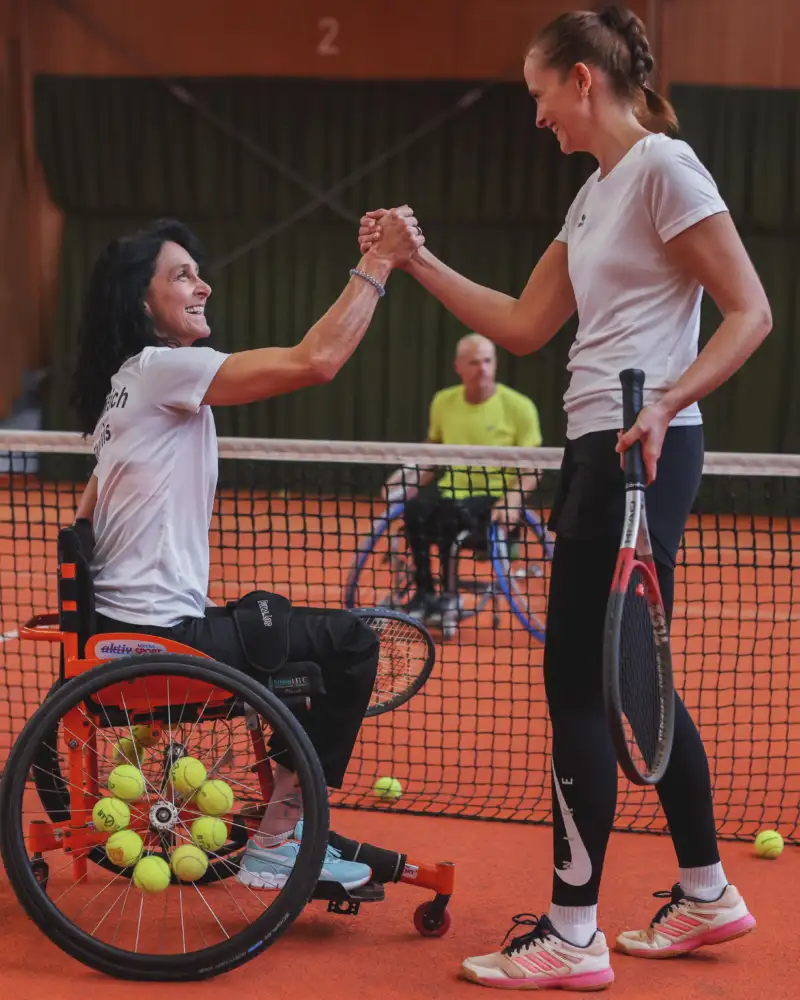Ein gemischtes Doppel im Tennis mit Fußgänger:innen, Rollstuhl-Fahrer:innen, Männern und Frauen