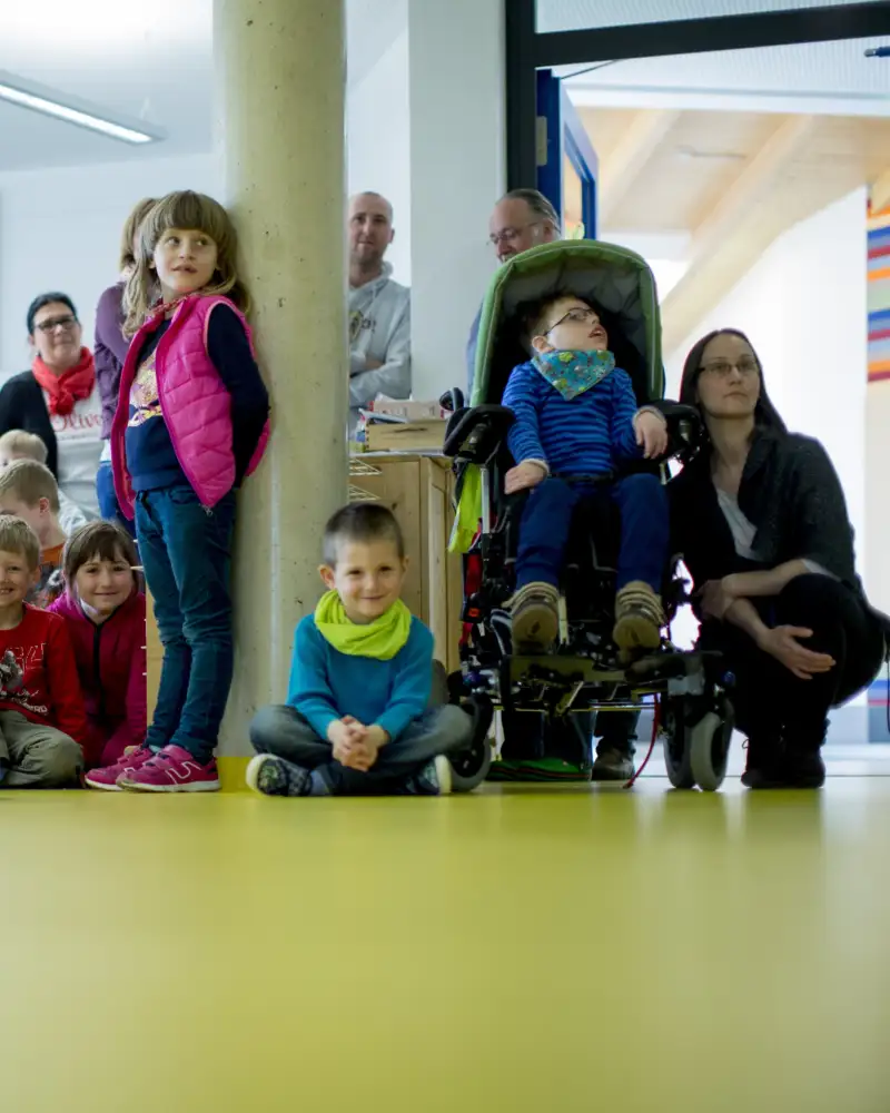 Eine Gruppe von Kindern in der Schule.