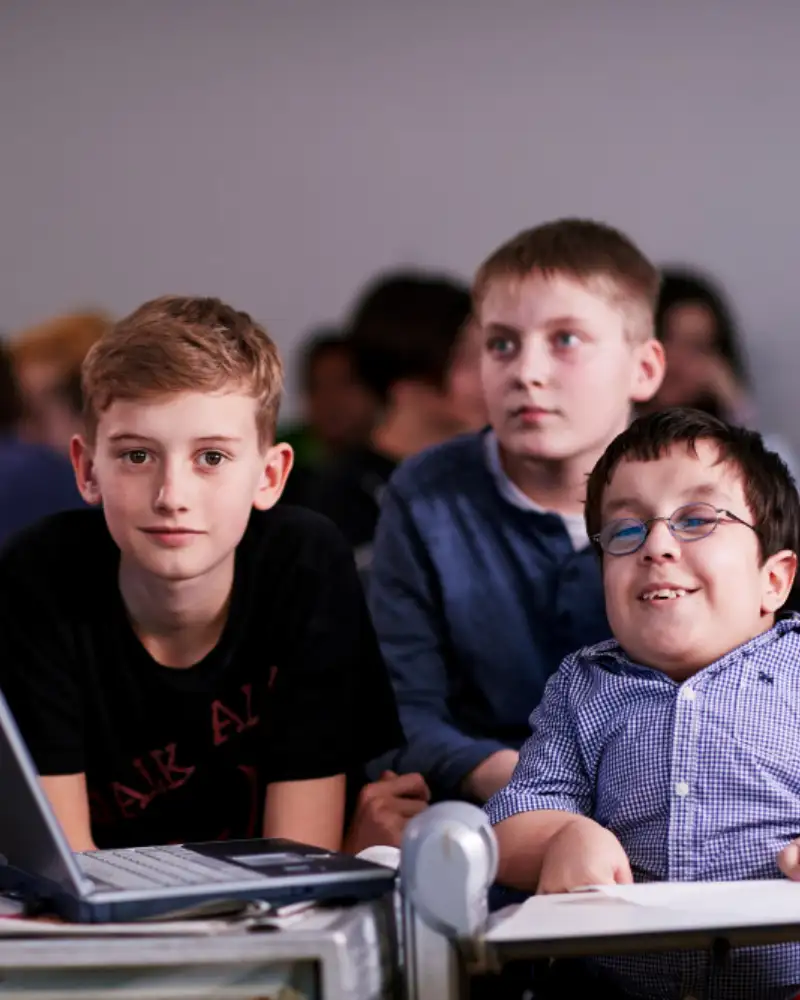 Drei Jungs mit und ohne Behinderung in der Schule.