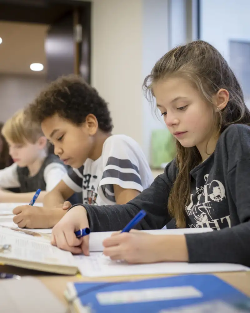 Kinder in der Schule lernen gemeinsam
