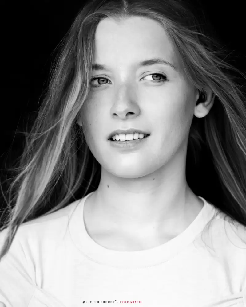 Ein Porträtfoto von Cindy Klink in schwarz-weiß.