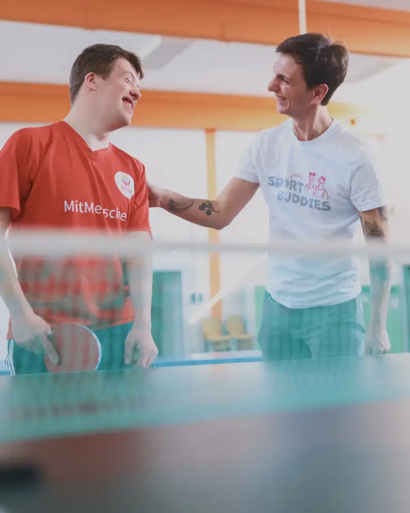 Bei den Sportbuddies Wiesbaden trainieren Philip und Fran seit Ende 2025 zusammen jeden Dienstag beim Tischtennis in der Therapiehalle Facettenwerk