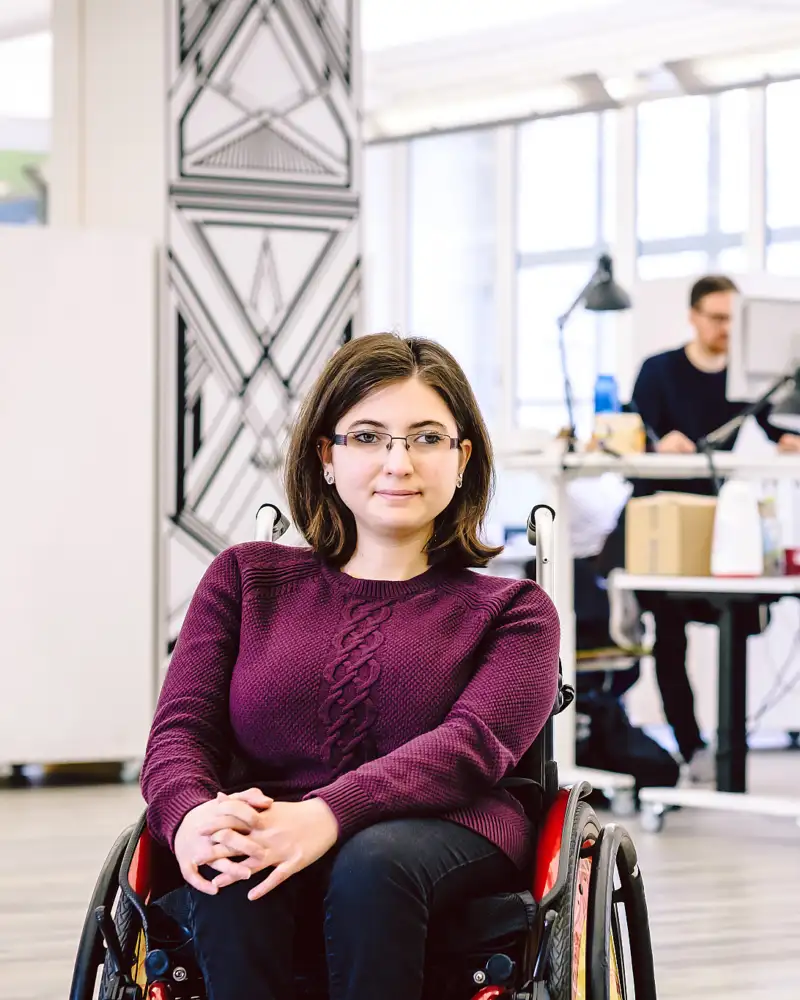 Duygu Özen sitzt im Rollstuhl und hat Lern-Schwierigkeiten. Ihre Schulzeit hat sie in einer Förderschule zunächst für körperbehinderte dann für geistig behinderte Menschen verbracht. Das war wenig fordernd. Ihr fehlten Menschen auf ihrem Niveau, mit denen sie sich austauschen konnte. Aufgrund dessen zog sie sich immer mehr zurück. 

Nach dem Ende ihrer Schulzeit wollte Duygu Özen deshalb unbedingt inklusiv auf dem allgemeinen Arbeitsmarkt arbeiten. Sie möchte sich dieser Herausforderung stellen. Denn Duygu Özen und alle Unterstützer*innen glauben fest, dass in ihr viel Potential steckt. Doch dafür braucht sie Assistenz, einen Fahrdienst, eine Person die ihr und dem Betrieb zur Seite steht und etwas Unterricht in Mathe und Deutsch, um sich stetig zu verbessern. 
Doch die Agentur für Arbeit Berlin Nord sagt: Duygu Özen muss in einer Werkstatt für behinderte Menschen (WfbM) eine Ausbildung machen. Erst dann darf sie auf dem allgemeinen Arbeitsmarkt arbeiten. So steht es in derem medizinischen und psychologischen Gutachten. Alles andere bezahlen sie nicht. 

++ am 14.02.2019 in Berlin (Berlin).

(c) Andi Weiland | Gesellschaftsbilder.de