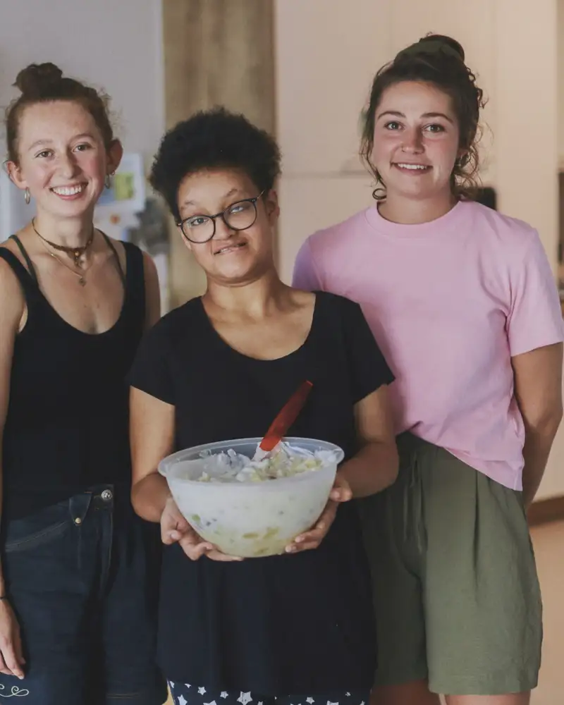Im generationsübergreifendes Wohnprojekt Spiegelfabrik in Fürth kocht die inklusive WG.