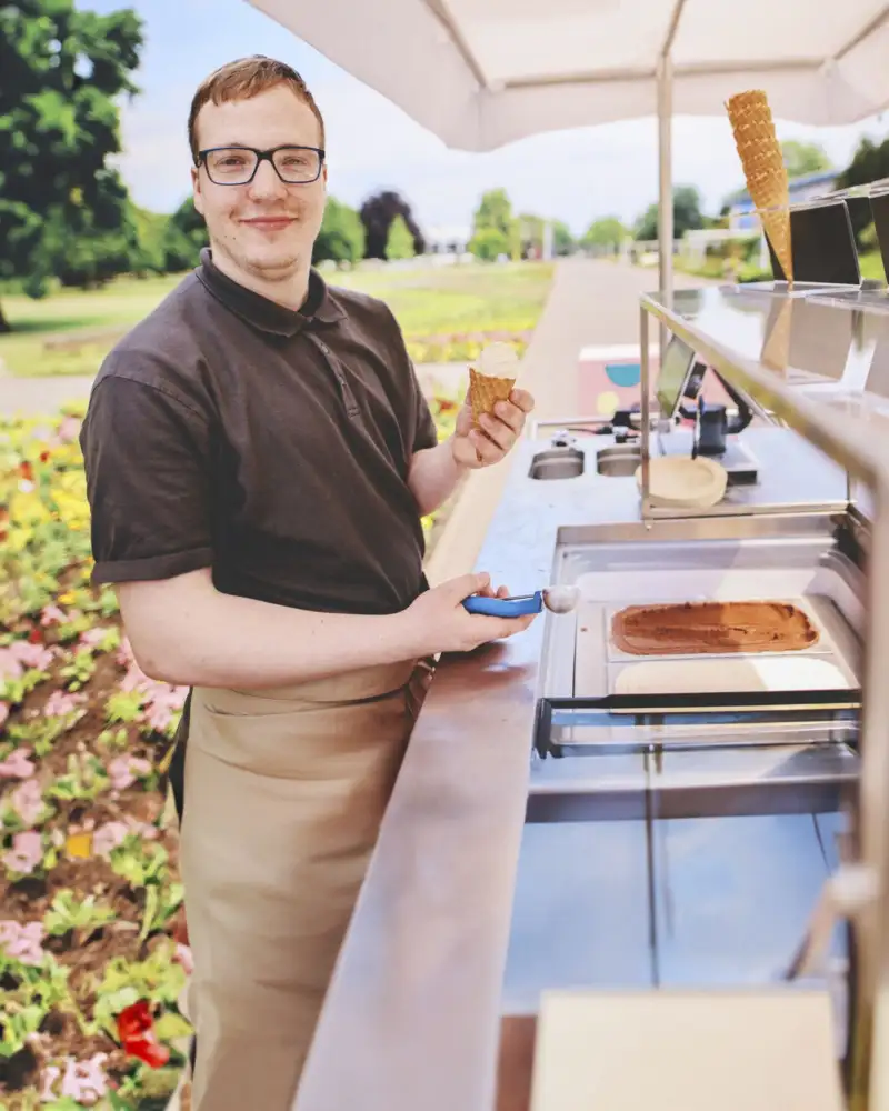 Florian Bahr verkauft handgemachtes Speiseeis von seinem Eismobil im Egaprk in Erfurt.