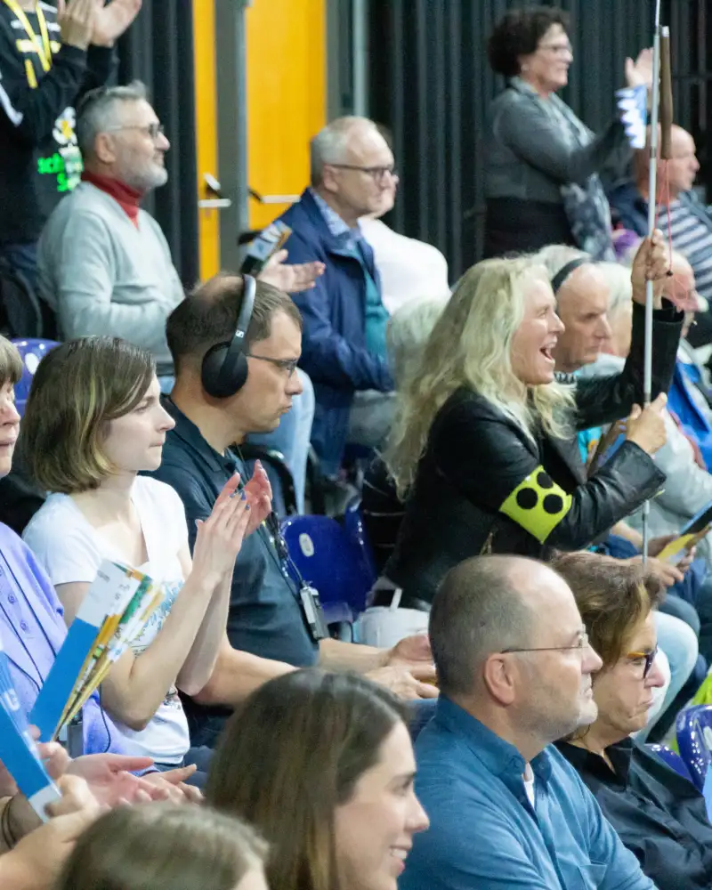Handballfans in Leipzig verfolgen das Spiel mit Audiodeskription