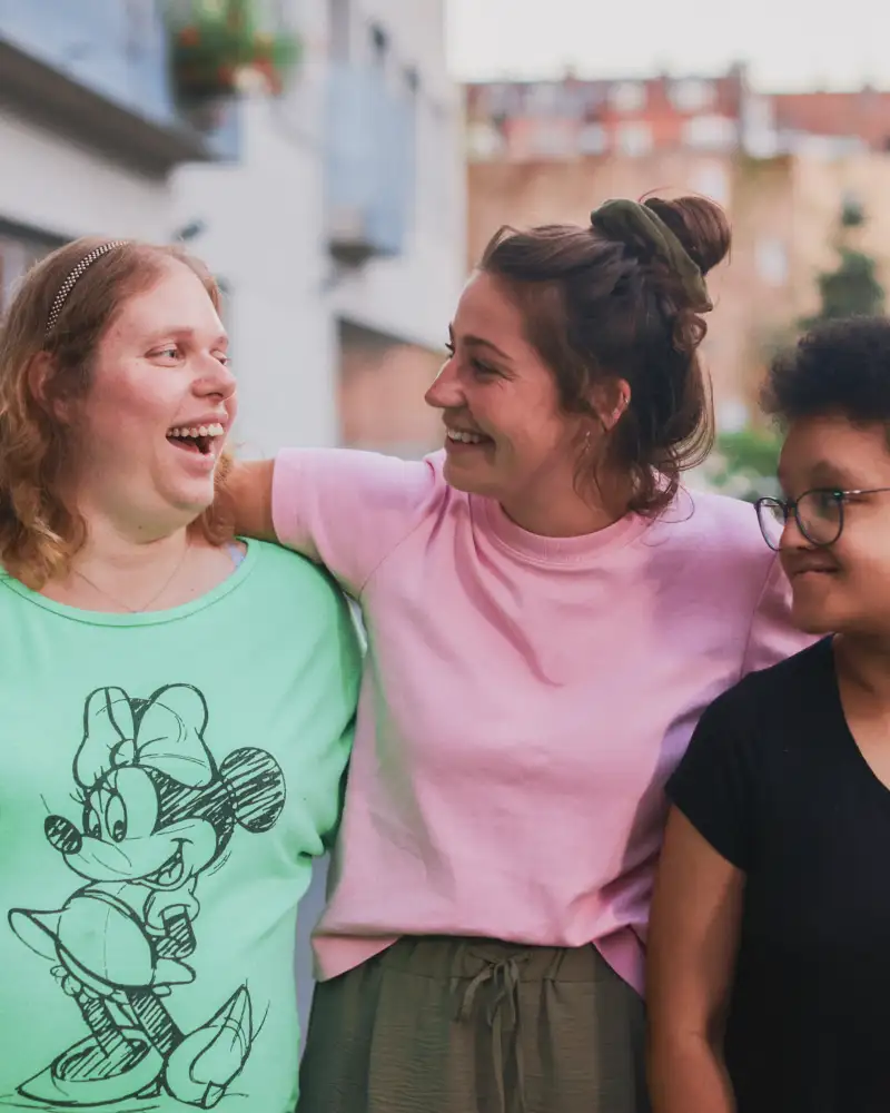Linda Hoffmann und ihre Mitbewohnerin, Alicia, mit Lea Rus, einer Betreuerin der Lebenshilfe Fürth, bereiten sich auf die Veranstaltung Brot und Suppe in ihrem Wohnprojekt vor.