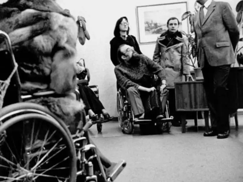 Protest-Aktion in der Post 1973 mit den Aktivisten Gusti Steiner und Ernst Klee.
