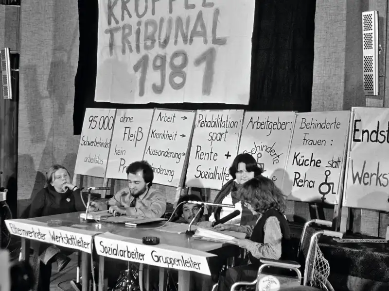 Mehrere Aktivist*innen beim „Krüppeltribunal“ 1981 in Dortmund.