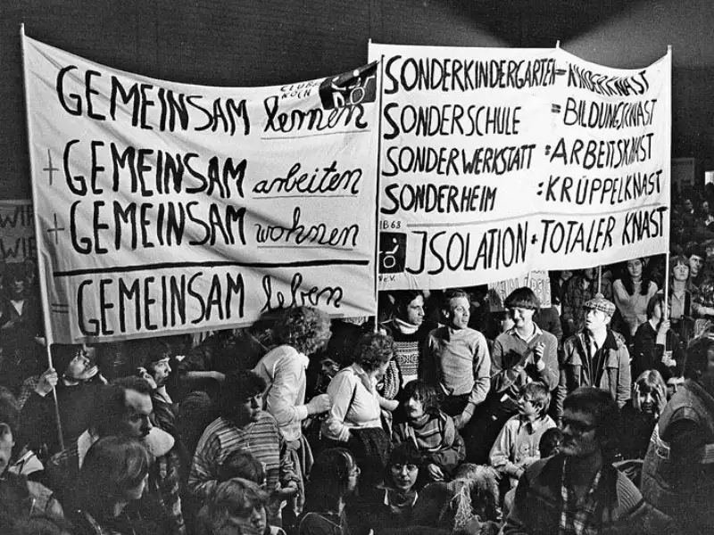 Eine Gruppe von demonstrierenden Eltern in der Dortmunder Westfalenhalle, anlässlich des „Internationalen Jahres der Behinderten“ 1981.