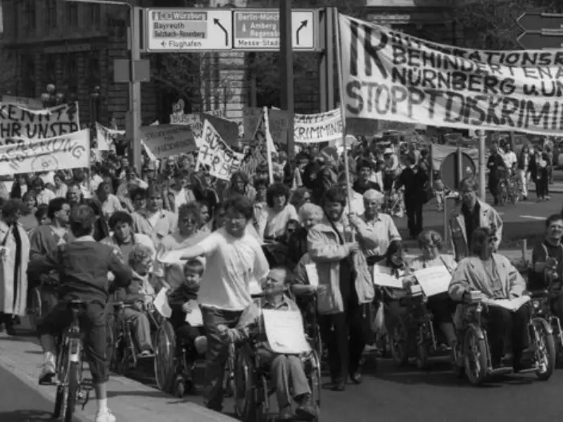 Der „Europäische Protesttag zur Gleichstellung von Menschen mit Behinderung“. Hier die Demo am 5. Mai 1992 in Nürnberg.