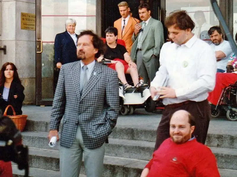 Die Aktivisten Karl Finke und Ottmar Miles-Paul nach der Ergänzung des Artikel 3 des Grundgesetzes.