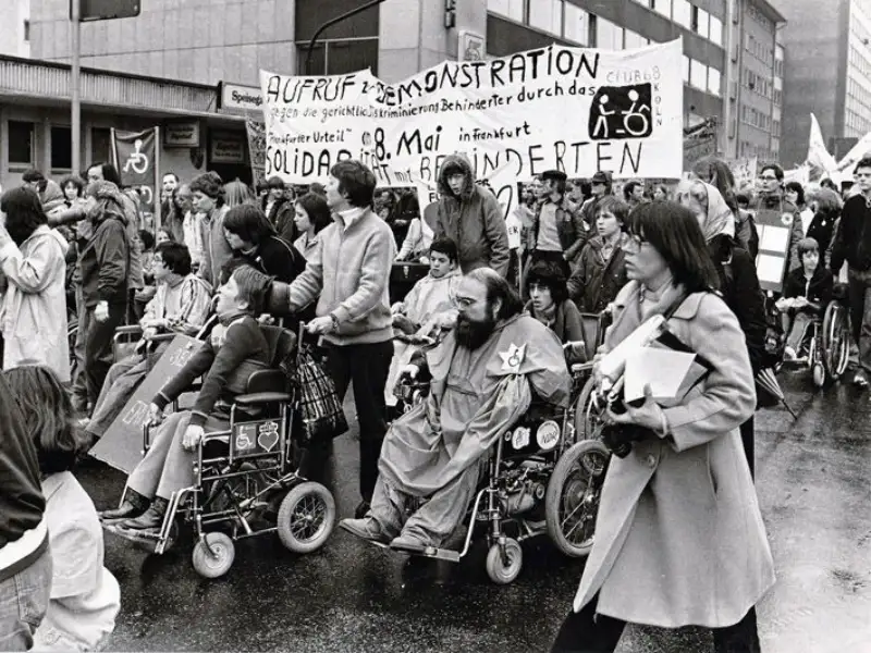 Demo am 8. Mai 1980 in Frankfurt am Main, gegen die Diskriminierung von Menschen mit Behinderung.