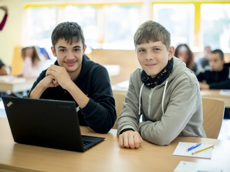 Zwei Jungs vor einem Laptop.