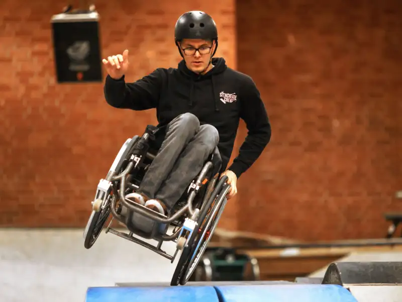 David Lebuser, amtierender Deutscher Meister im Wheelchair Motocross, zeigt sein Können auf der Skatebahn.