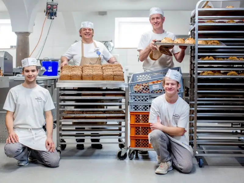 Bio-Bäckerei der Ecksberger Integrationsbetriebe - Mühldorf am Inn - Bäckermeister Georg Auer und der gehörlose Mitarbeiter Gerhard Bauer arbeiten gemeinsam mit den weiteren Kollegen in der Backstube des Betriebes.