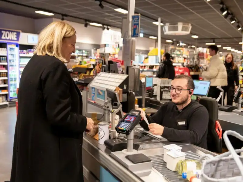 Achilleas Tsantekidis sitzt an der Kasse des REWE-Supermarkts Hegemann.