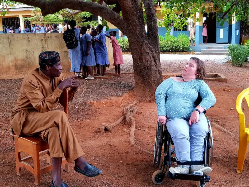 Helle Deertz in Guinea, im Gespräch mit einem Mann.