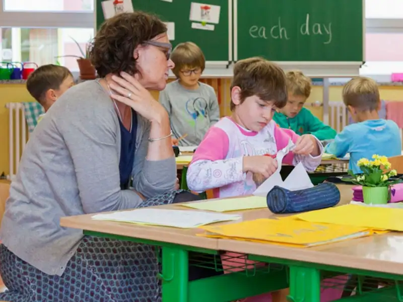 Kinder einer Schulklasse der Martinschule beim Arbeiten im Klassenraum.