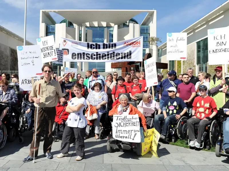 Protestveranstaltung von Menschen mit Behinderung vor dem Bundeskanzleramt.