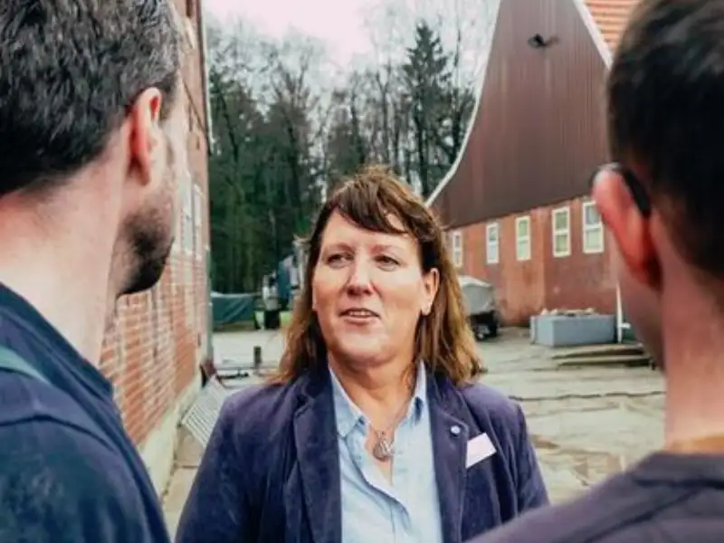 Petra Mönstermann vom Integrationsfachdienst auf einem Bauernhof im Münsterland.