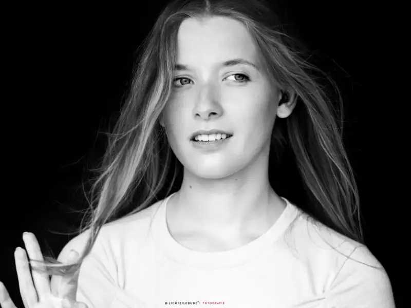 Ein Porträtfoto von Cindy Klink in schwarz-weiß.