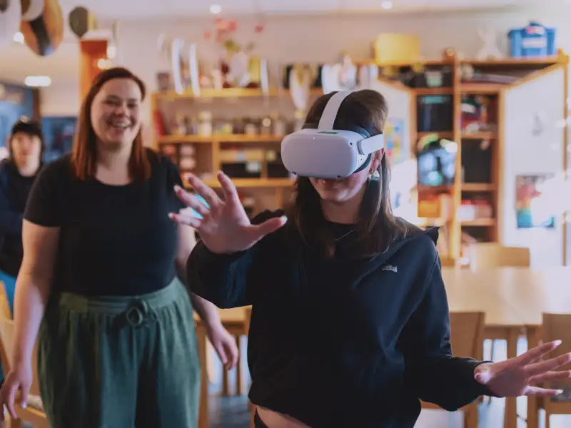 Eine Jugendliche trägt eine Brille für virtuelle Realität.