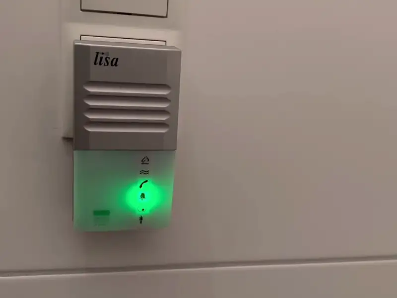 Die Lichtsignalanlage blinkt, wenn es an der Tür klingelt.