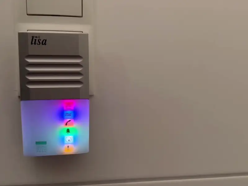 Wenn der Rauchmelder anspringt, das Telefon klingelt, oder auch wenn das Kind schreit, blinkt sie anders.