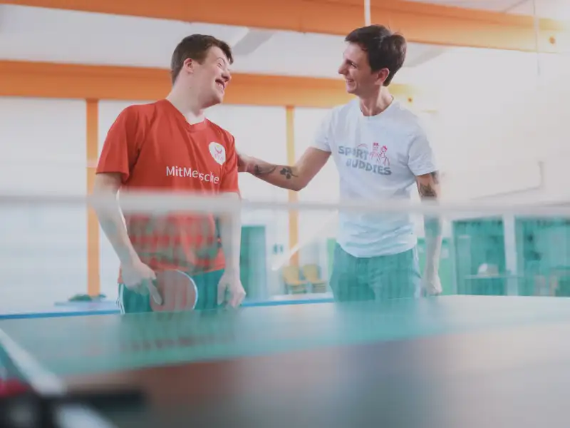 Bei den Sportbuddies Wiesbaden trainieren Philip und Fran seit Ende 2025 zusammen jeden Dienstag beim Tischtennis in der Therapiehalle Facettenwerk