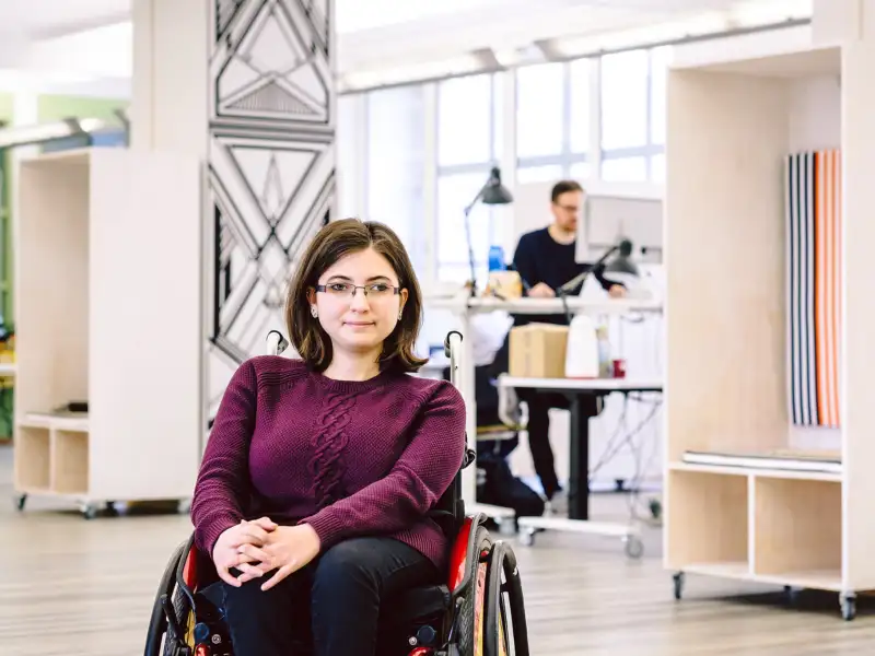 Duygu Özen sitzt im Rollstuhl und hat Lern-Schwierigkeiten. Ihre Schulzeit hat sie in einer Förderschule zunächst für körperbehinderte dann für geistig behinderte Menschen verbracht. Das war wenig fordernd. Ihr fehlten Menschen auf ihrem Niveau, mit denen sie sich austauschen konnte. Aufgrund dessen zog sie sich immer mehr zurück. 

Nach dem Ende ihrer Schulzeit wollte Duygu Özen deshalb unbedingt inklusiv auf dem allgemeinen Arbeitsmarkt arbeiten. Sie möchte sich dieser Herausforderung stellen. Denn Duygu Özen und alle Unterstützer*innen glauben fest, dass in ihr viel Potential steckt. Doch dafür braucht sie Assistenz, einen Fahrdienst, eine Person die ihr und dem Betrieb zur Seite steht und etwas Unterricht in Mathe und Deutsch, um sich stetig zu verbessern. 
Doch die Agentur für Arbeit Berlin Nord sagt: Duygu Özen muss in einer Werkstatt für behinderte Menschen (WfbM) eine Ausbildung machen. Erst dann darf sie auf dem allgemeinen Arbeitsmarkt arbeiten. So steht es in derem medizinischen und psychologischen Gutachten. Alles andere bezahlen sie nicht. 

++ am 14.02.2019 in Berlin (Berlin).

(c) Andi Weiland | Gesellschaftsbilder.de