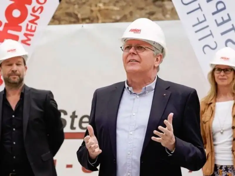 Dr. Frank Frese spricht bei der Einweihung des Wohnprojekts in Berlin-Wilmersdorf.
