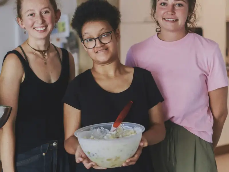 Im generationsübergreifendes Wohnprojekt Spiegelfabrik in Fürth kocht die inklusive WG.