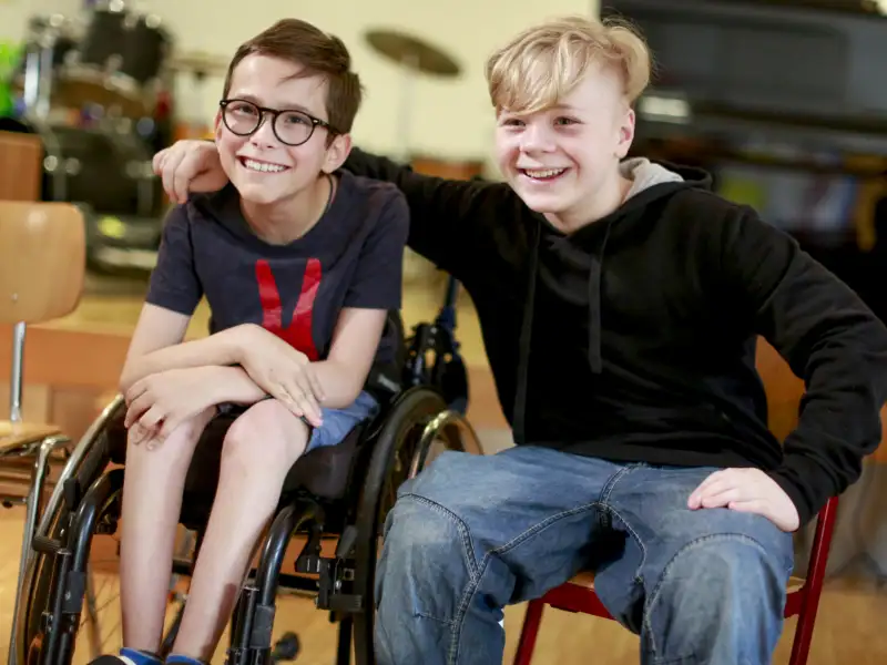 Aktion Mensch - 06.06.2019 - Rudi Cerne, Botschafter der Aktion Mensch, trifft die beiden Freunde Paul und Nick in der Ernst-Barlach-Schule in München.