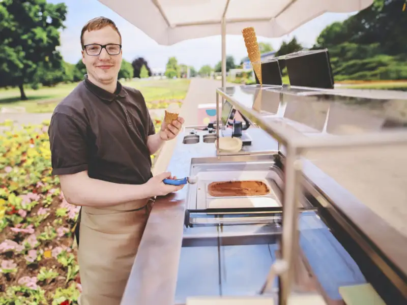 Florian Bahr verkauft handgemachtes Speiseeis von seinem Eismobil im Egaprk in Erfurt.