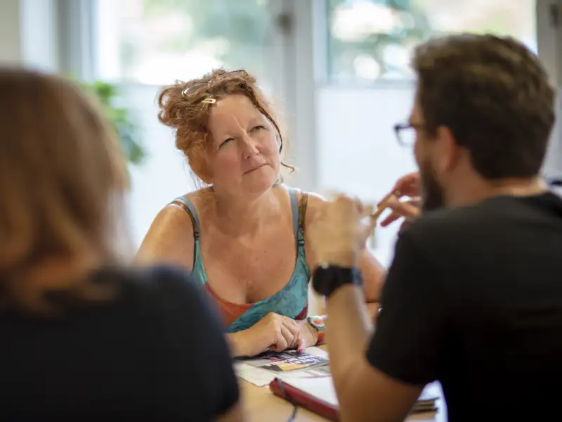 Eltern unterhalten sich in der Schule