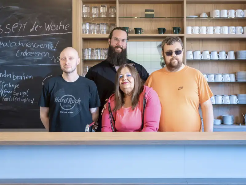 Mitarbeiter*innen des inklusiven Café Brand in Bremen.