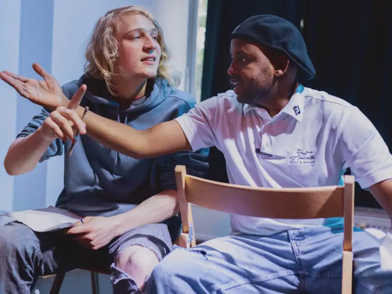 Aktion Mensch - 04.06.2025 - Verein ACT-e.V. - Führe Regie über dein Leben! - Berlin - Theatergruppe für Jugendliche mit Gewinnerin Hikmijeh Dünhaupt. Sie besucht heute in Berlin das Projekt: "SPOT ON". Einmal in der Woche treffen sich hier Jugendliche zum Theater-training. Dabei geht es auch um Mobbing und Ausgrenzung: Themen, die viele von ihnen selbst erlebt haben. Zwei Schauspieler der Theater-gruppe des Projektes "SPOT ON" diskutieren ihre gemeinsamen Dialoge während des Theatertrainings.